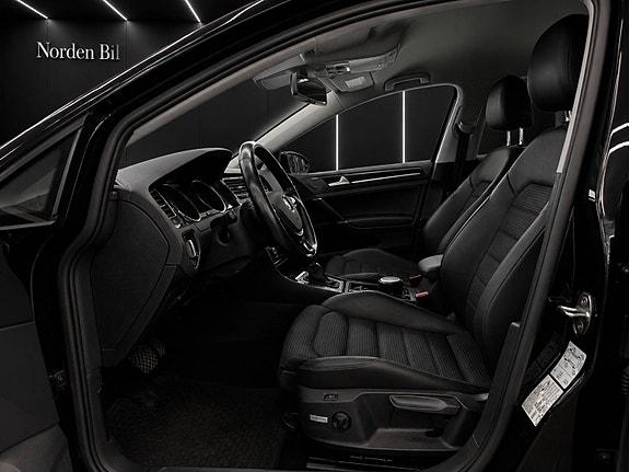Volkswagen Golf VIII 10 of 30