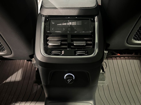 Volvo XC90 24 of 30