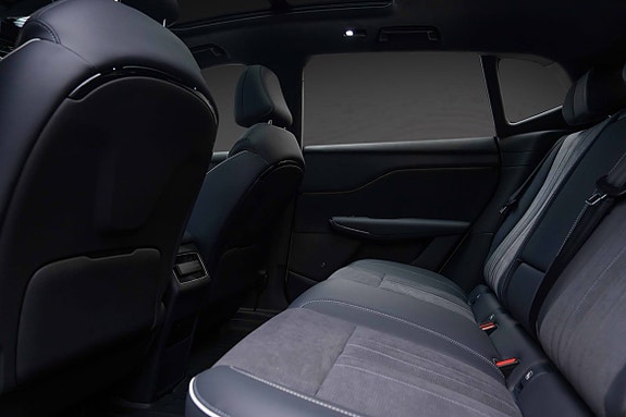 God plass i baksetene med regulerbar rygg