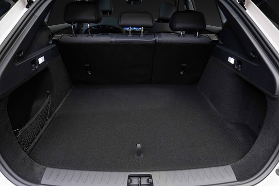 Stort bagasjerom med enda ett rom på 100 Liter under