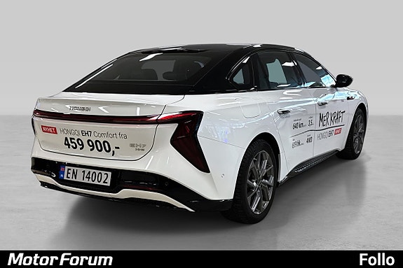 Baklys med moderne design og kontrastfylt svart tak.