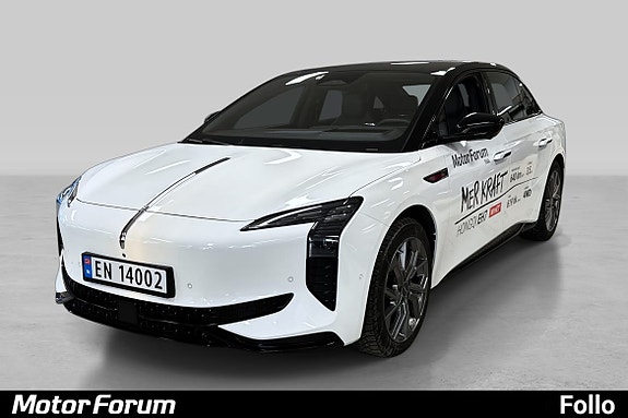 Elegant hvit sedan med moderne teknologi og attraktiv profil.