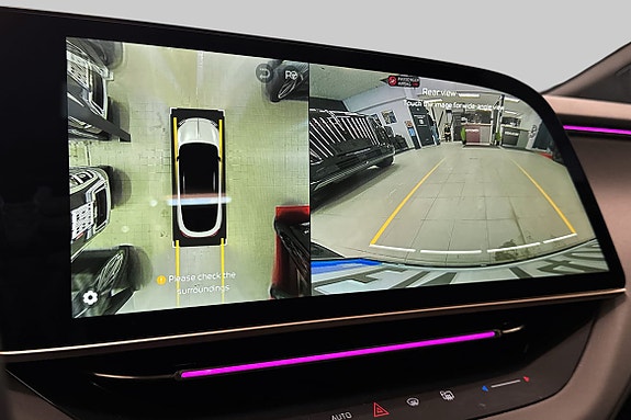 Bak-kamera med parkeringsassistanselinjer for trygg manøvrering.