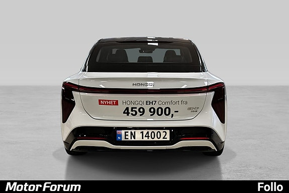 Luksuriøs bakside med aerodynamiske linjer og unikt emblem.