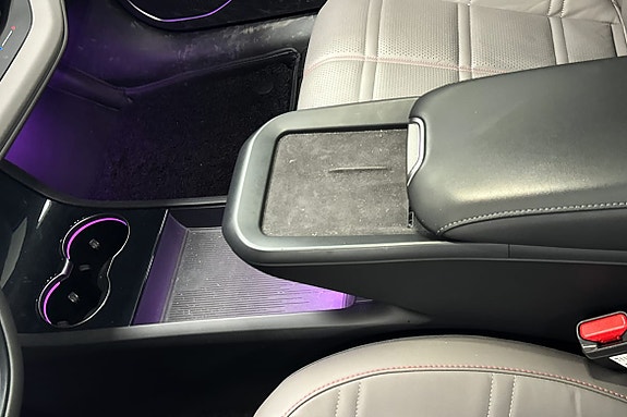 Senterkonsoll med komfortable armlener og stemningsfull belysning.