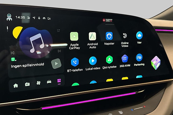 Berøringsskjerm med apper og intuitiv brukerflate under ambientbelysning.