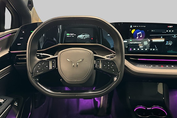 Multifunksjonelt ratt med kontrollknapper for optimal komfort.