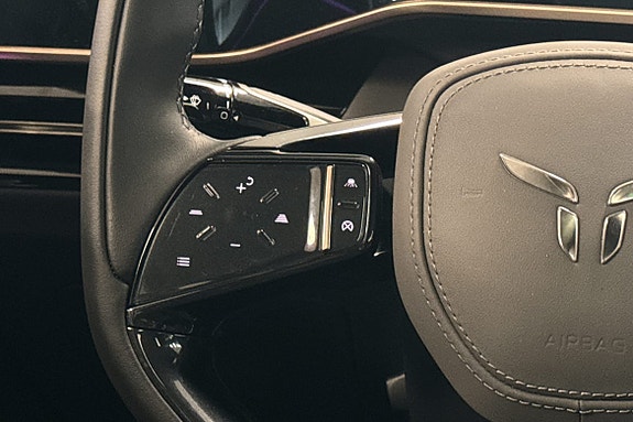 Ergonomisk ratt med intuitive knapper og tydelig bilmerke.