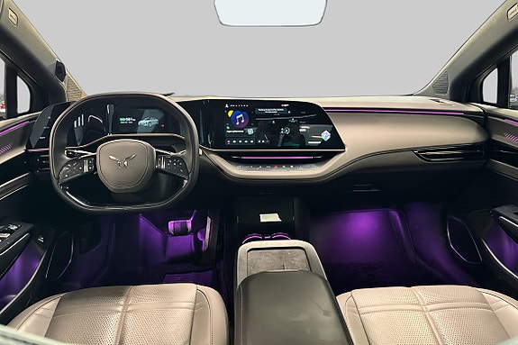 Oversiktlig instrumentpanel kombinert med stor berøringsskjerm.