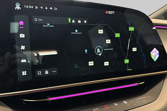 Touchskjerm viser navigasjon og smarte appfunksjoner enkelt.