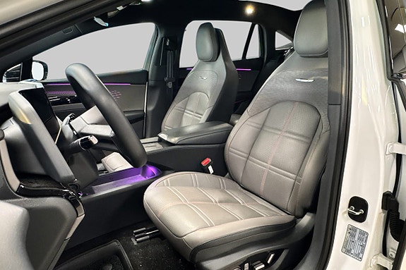 Luksuriøst interiør med skinnseter og stemningsfull ambientbelysning.