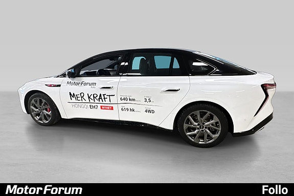 Kraftfull sideprofil med kontrasterende tak og eksklusive detaljer.