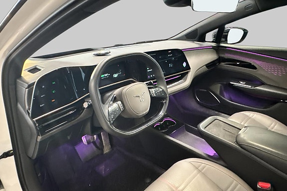 Digitalt panel og berøringsskjerm gir moderne kjøreopplevelse.