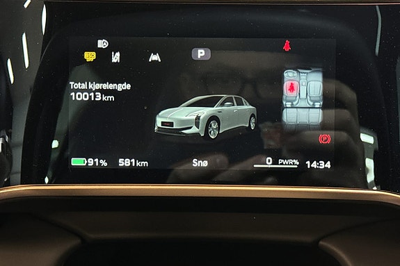 Digitalt display viser kjøredata og bilens status tydelig.