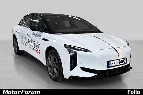 Elektrisk sedan med skarpe LED-lys og elegant frontdesign.