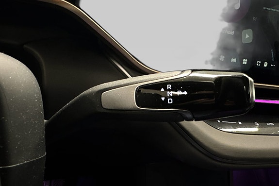 Gearvelger plassert nær touchscreen for enkel og rask skifting.