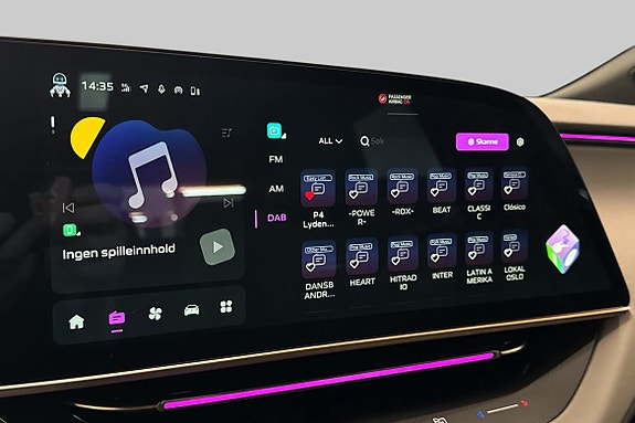 Multimedia med musikk og radiokontroll for sømløs underholdning.