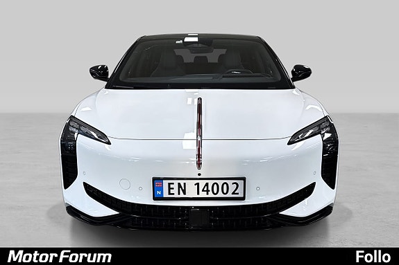 Skarpt LED-lys og særegen grille gir stilig utstråling.