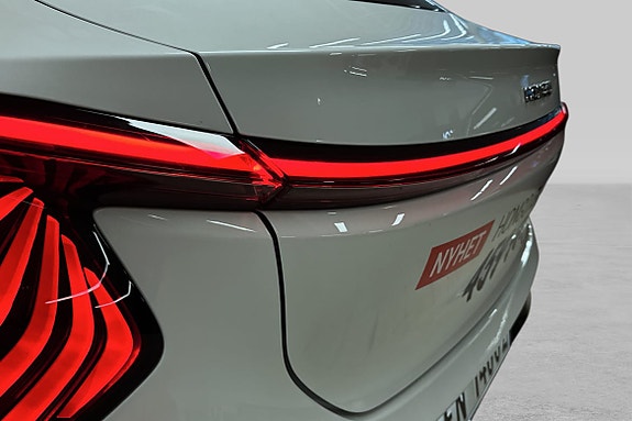 Baklys med slank design og moderne stil på hvit karosseri.