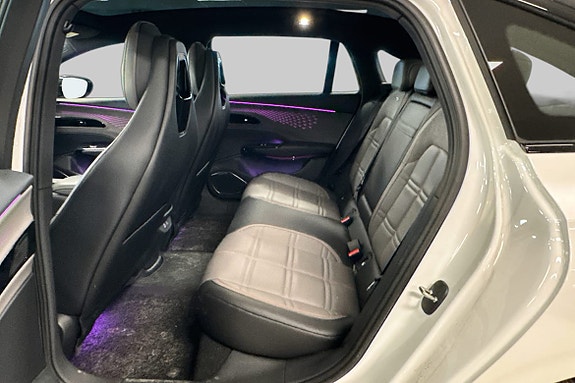 Bakseter i skinn med komfort og elegant ambientbelysning.