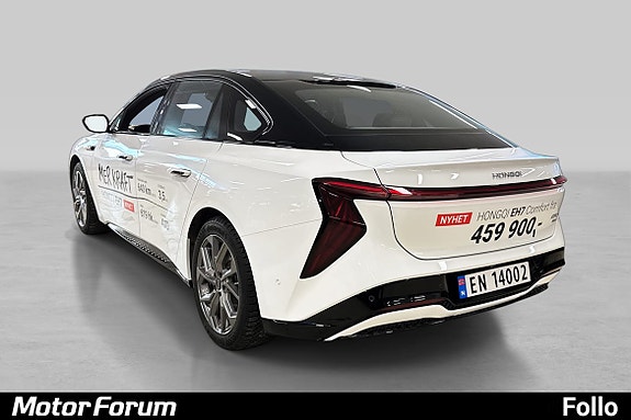 Elegant baklys og aerodynamisk design med stilren finish.