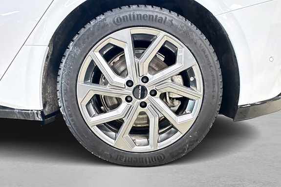 Detaljert lettmetallfelg med Continental-dekk – stil og grep.