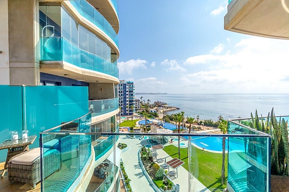 Sea Senses Punta Prima | Hjørneleilighet i første linje med panoramautsikt over Middelhavet og 37 m² terrasser