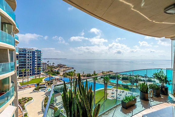 Sea Senses Punta Prima | Hjørneleilighet i første linje med panoramautsikt over Middelhavet og 37 m² terrasser