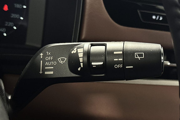 Rattstilkontroller sikrer enkel justering av lys og viskerfunksjoner.