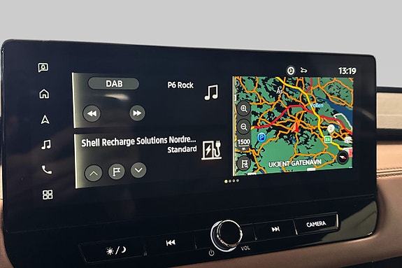 Navigasjon og lydkontroll på stor berøringsskjerm i førermiljø.