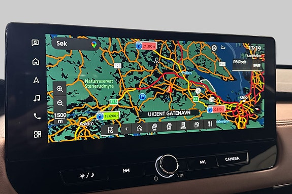 Intuitivt 12,3” berøringsdisplay med navigasjon og medietilgang.