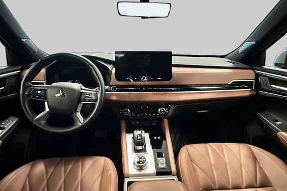 Digital skjerm og massasjefunksjon sørger for avslappende kjøreopplevelse.