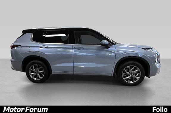 Elegant sideprofil med kromdetaljer og stilrene aluminiumsfelger.