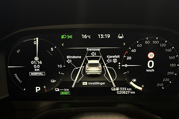 12,3” digitalt førerdisplay med hastighet, navigasjon og statusindikatorer.