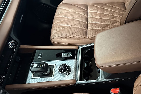 Bekvemt skinninteriør med sentralkonsoll og praktiske koppestøtter.