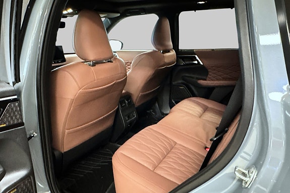 Detaljrikt skinninteriør komplettert av moderne infotainment-system.