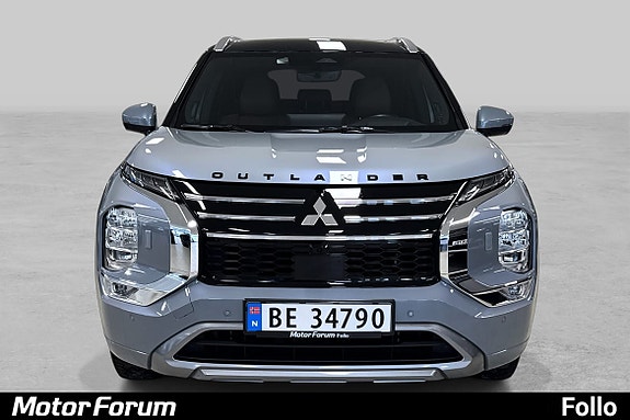 Robust frontprofil med distinkt Mitsubishi-emblem og LED-lys.
