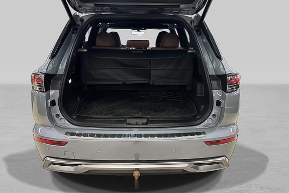 Åpnet bakluke avslører stor lasteplass og luksuriøst skinninteriør.