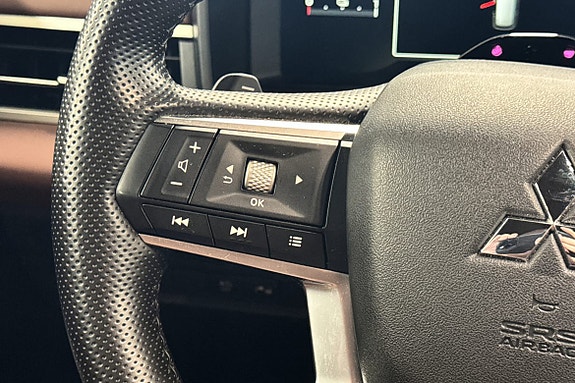 Presise rattknapper gir enkel kontroll over infotainment og kommunikasjon.