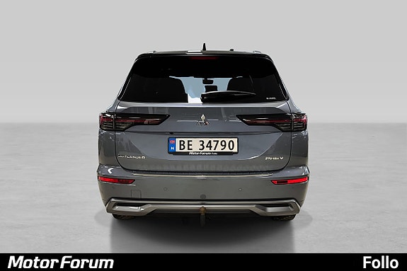 Slank bakende med skarpe LED-lys og tydelig registreringsnummer.