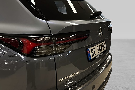 Karakteristiske baklys og OUTLANDER-logo gir trygg identitet.