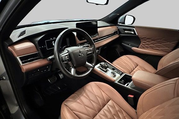 Luksuriøst skinninteriør med digitalt førerdisplay og elegante detaljer.