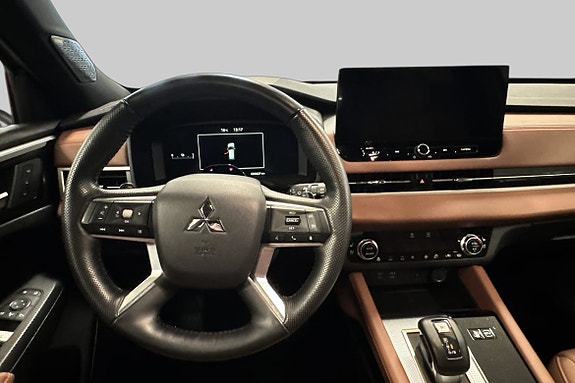 Oversiktlig ratt med moderne multimedia- og cruisekontrollknapper.