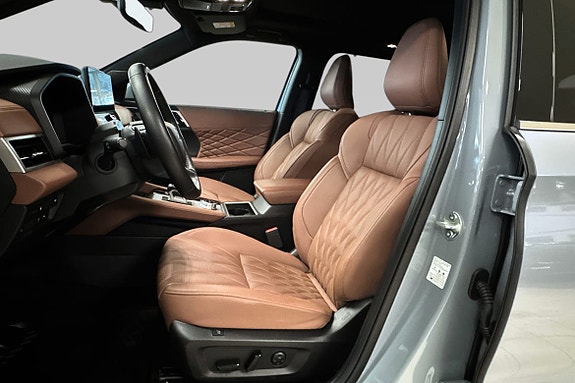 Eksklusivt brunt skinninteriør med komfortable massasjeseter foran.