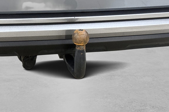 Integrert hengerfeste med solid kule for enkel tilhengerbruk.