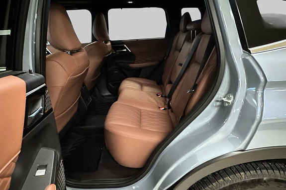 Romslige bakseter i brunt semi-anilineskinn med høy komfort.