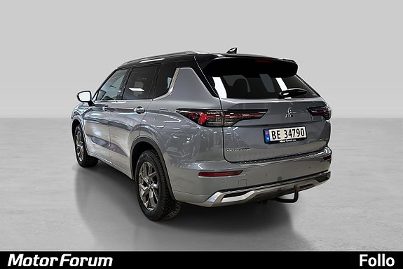 Sporty sort tak med elegante baklys og kromdetaljer.