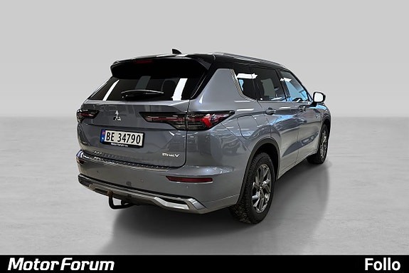 Baklys med LED-effekt og kromfinish understreker bilens stil.