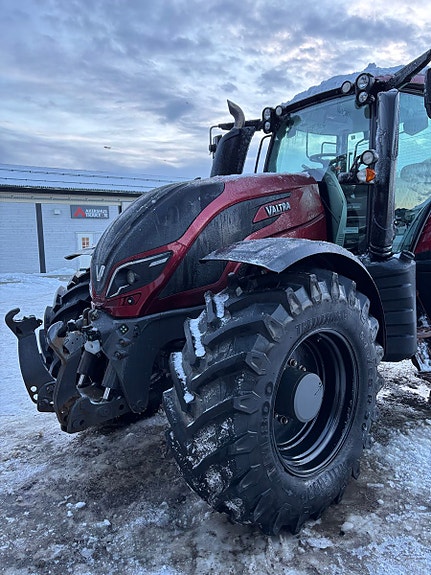 Valtra T234 Direct, fronthydraulikk, kun 3700 t. Nye dekk 2018, kr 1 149 000,-