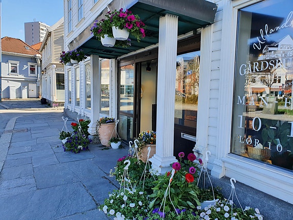 Butikken i sentrum om sommeren